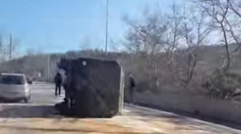 Τροχαίο με στρατιωτικό όχημα που ανετράπη! (βίντεο)