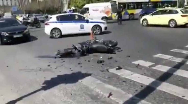 Τροχαίο στη Βουλή: «Μίλησαν» οι κάμερες – Το όχημα ασφαλείας της Μπακογιάννη πέρασε με κόκκινο