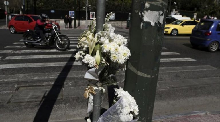 Τροχαίο στη Βουλή: Σε κλίμα οδύνης η κηδεία του 23χρονου Ιάσονα – Βάζουν φανάρι μετά το δυστύχημα