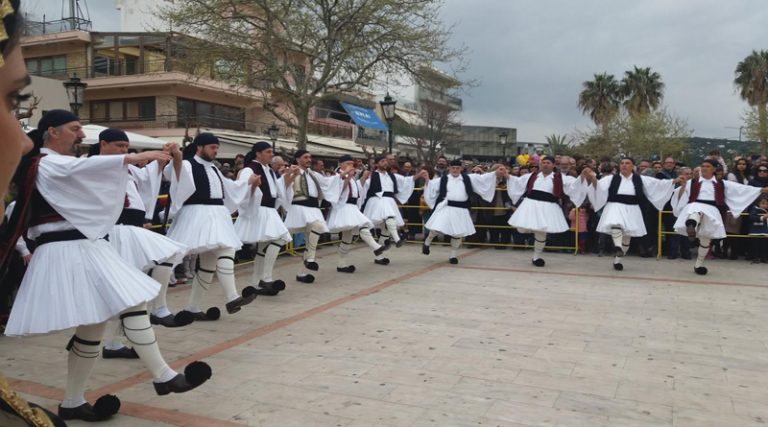 Ραφήνα: Όταν εμφανίστηκαν στη πλατεία οι τσολιάδες του Λυκείου Ελληνίδων (φωτό)