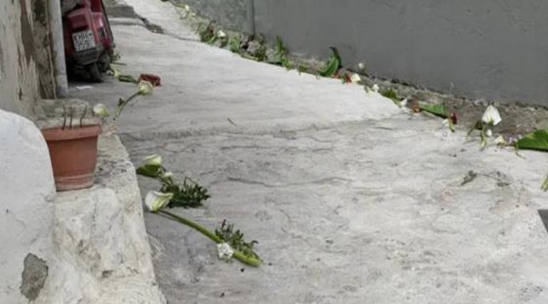 Θρήνος για τον μικρό Ζαχαρία: Στρωμένα λουλούδια στους δρόμους για να περάσει η νεκροφόρα (φωτό & βίντεο)
