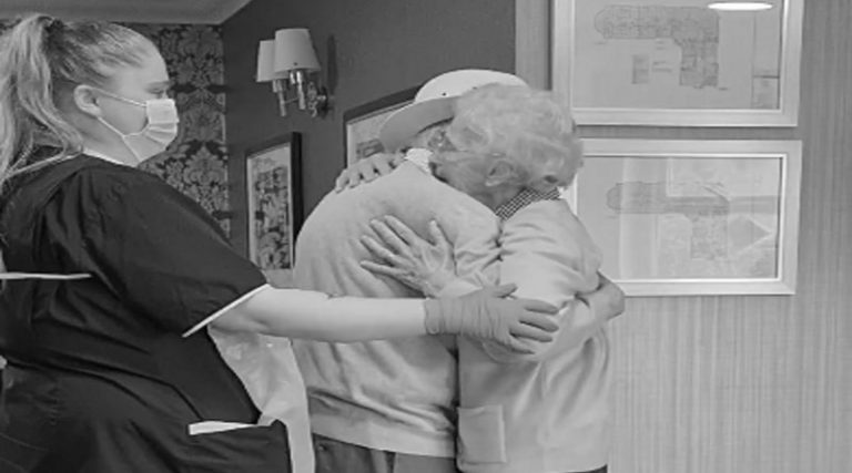 Συγκινητικό – Ηλικιωμένο ζευγάρι αγκαλιάζεται για πρώτη φορά μετά από μήνες