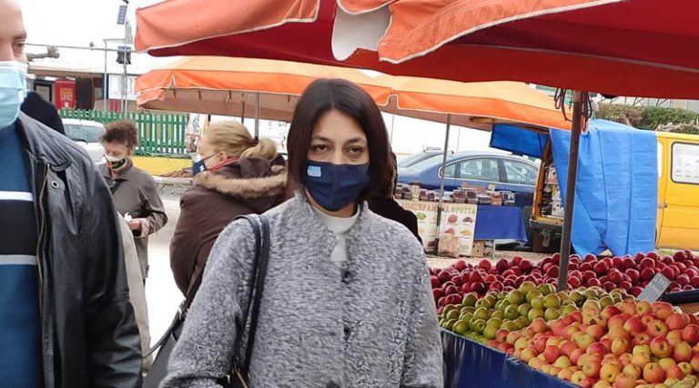 Νέα Μάκρη: Επίσκεψη στη λαϊκή αγορά για τη βουλευτή Μαρία Απατζίδη (φωτό)