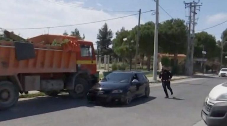 Αν. Αττική: Αστυνομικοί κυνηγάνε νεαρό που πάτησε γκάζι αντί να σταματήσει σε μπλόκο (βίντεο)