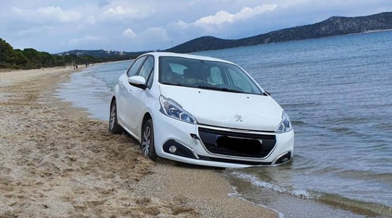 Μαραθώνας: “Κόλλησε” με το αυτοκίνητο στην παραλία του Σχινιά… (φωτό)