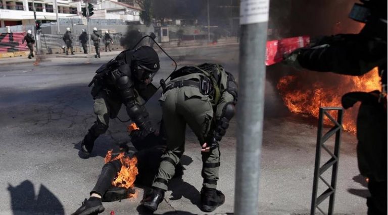 Διαδηλωτής τυλίχθηκε στις φλόγες – Αστυνομικοί έσβησαν τη φωτιά (φωτό & βίντεο)