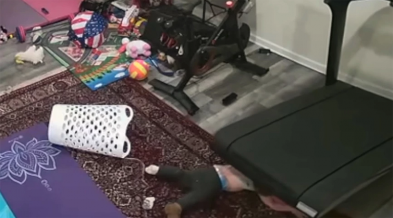 Παιδί παγιδεύεται κάτω από διάδρομο γυμναστικής – Τρομακτικό βίντεο