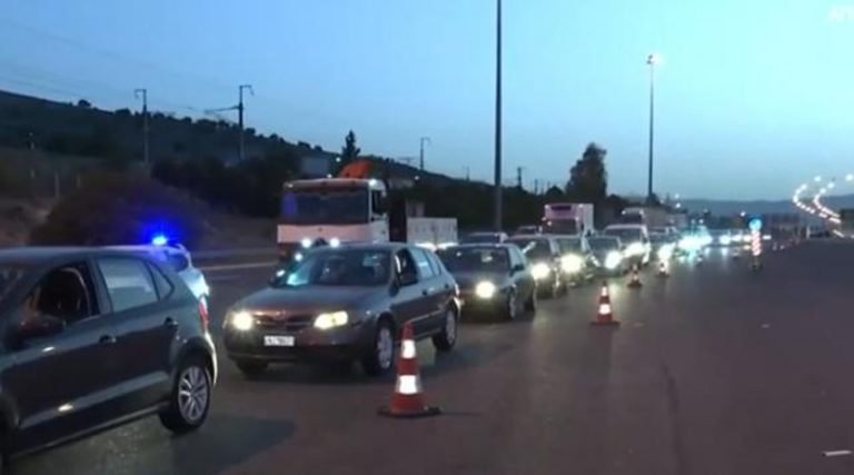 Αυξημένη η κίνηση στα διόδια: “Ουρές” οχημάτων στην Ελευσίνα – Αυστηρά μέτρα και μπλόκα της Τροχαίας (βίντεο)