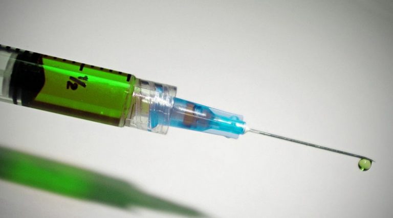 Kαθηγητής αιματολογίας: Δεν υπάρχει ευθύγραμμη σχέση εμβολίου – θανάτων