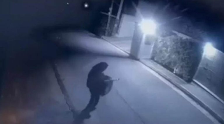 Η στιγμή που ένοπλος ανοίγει πυρ έξω από το σπίτι του Μένιου Φουρθιώτη  (βίντεο)