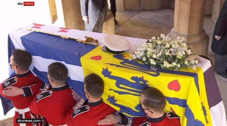 Κηδεία του πρίγκιπα Φίλιππου: Με την ελληνική σημαία το φέρετρο του (φωτό)