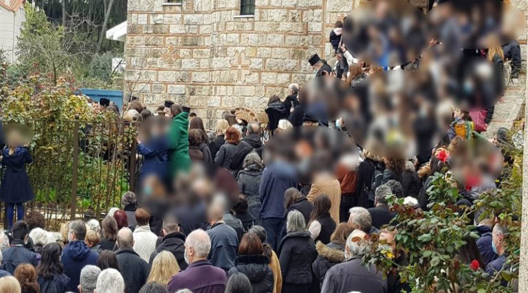 Άγιος Στέφανος: Εικόνες συνωστισμού στην κηδεία του αρχιμανδρίτη, Σαράντη Σαράντου (φωτό)