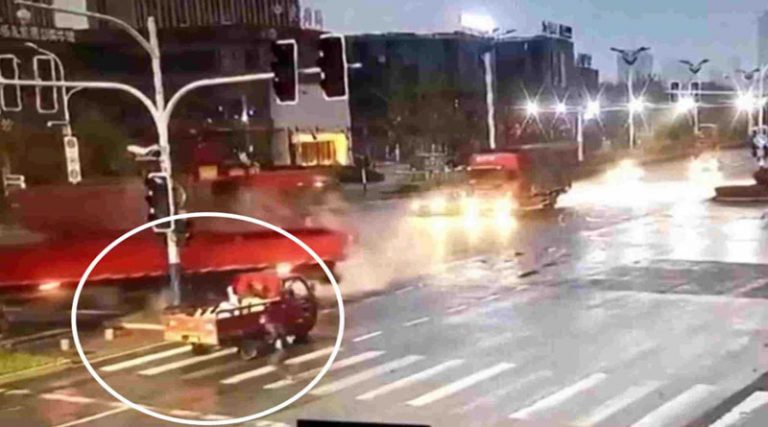 Απίστευτο: Πεζός γλίτωσε από θαύμα την ώρα που διέσχιζε τον δρόμο (σκληρό βίντεο)