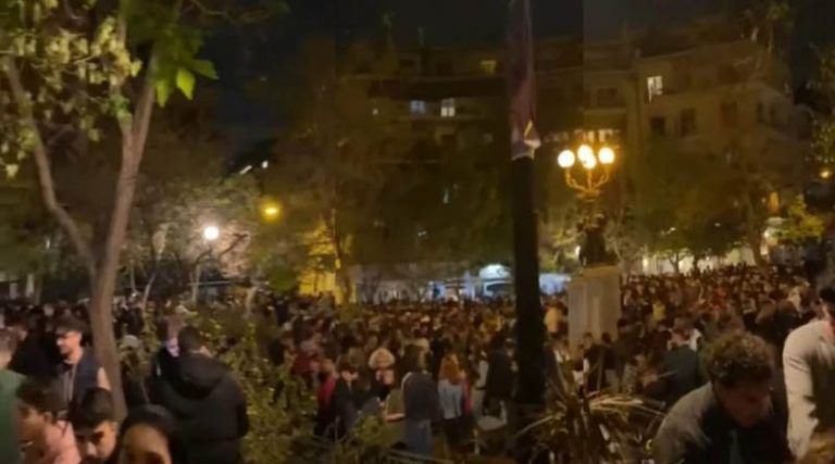 Το αδιαχώρητο σε πλατεία στην Κυψέλη – Κορονοπάρτι με DJ και εκατοντάδες άτομα