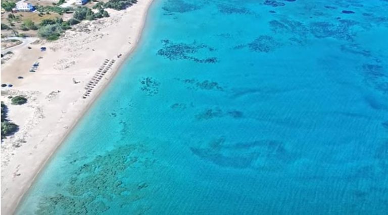 Η παραλία της Ελλάδας με νερά πισίνας που μοιάζει βγαλμένη από την Καραϊβική