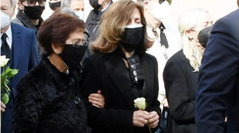 Συντετριμμένη η Έφη Πίκουλα στην κηδεία του συζύγου της, Τάκη Βουγιουκλάκη (φωτό)