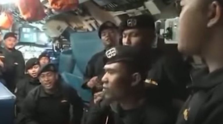 Συγκλονιστικό βίντεο: Το πλήρωμα του υποβρυχίου που βούλιαξε τραγουδά «αντίο»