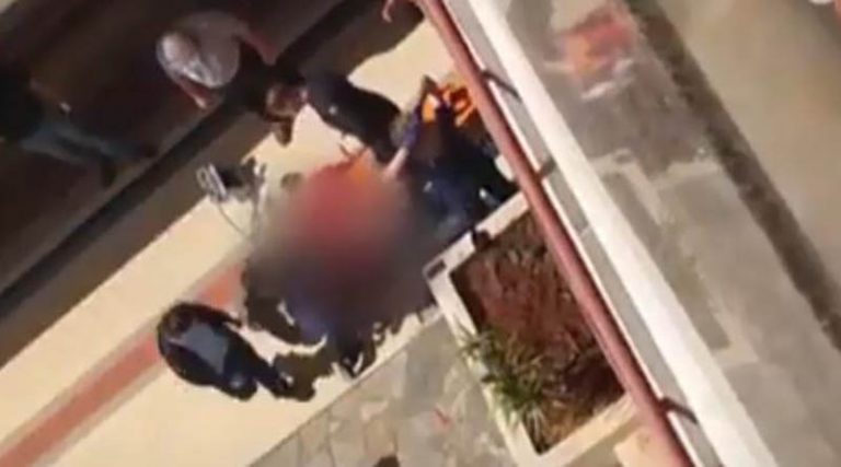 Σοκ: Νεκρός 70χρονος  που έπεσε από τον δεύτερο όροφο εμπορικού στην Γλυφάδα (βίντεο)