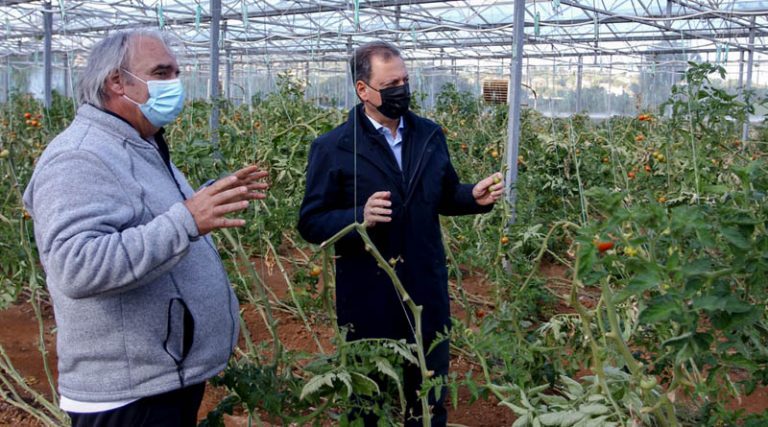 Σε αγρόκτημα στη Ραφήνα ο Υπουργός Αγροτικής Ανάπτυξης Σπήλιος Λιβανός (φωτό)