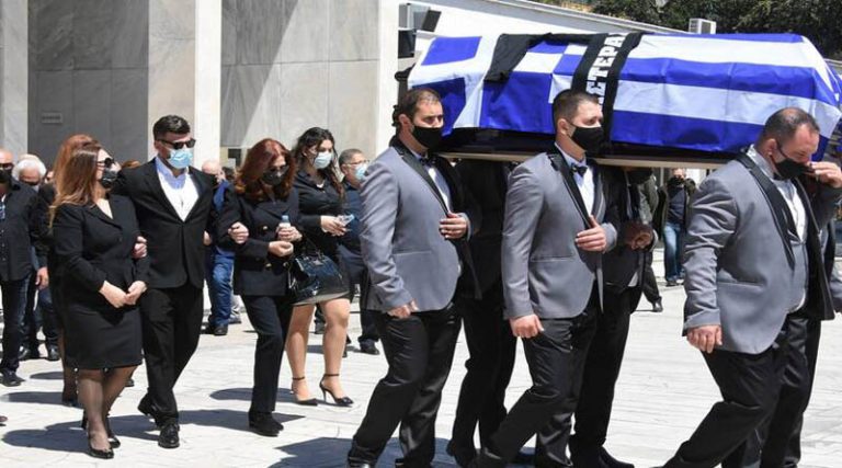 Θρήνος στην κηδεία του Σπύρου Γιατρά – Συντετριμμένη η οικογένειά του (φωτό)