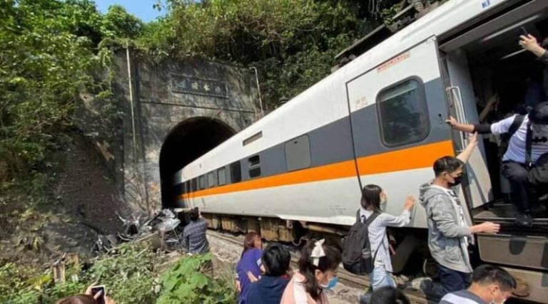 Εκτροχιασμός τρένου μέσα σε τούνελ στην Ταϊβάν – Δεκάδες νεκροί και τραυματίες (βίντεο)