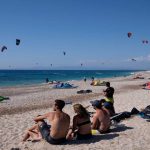 Ποια μέρη επιλέγουν για διακοπές φέτος το καλοκαίρι οι Έλληνες – Οι κρατήσεις στην Airbnb