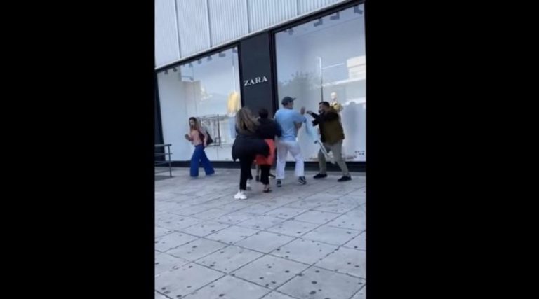 Χαμός! Γυναίκες πιάστηκαν στα χέρια έξω από κατάστημα – «Φύγε από’ δω μωρή π@@» (βίντεο)