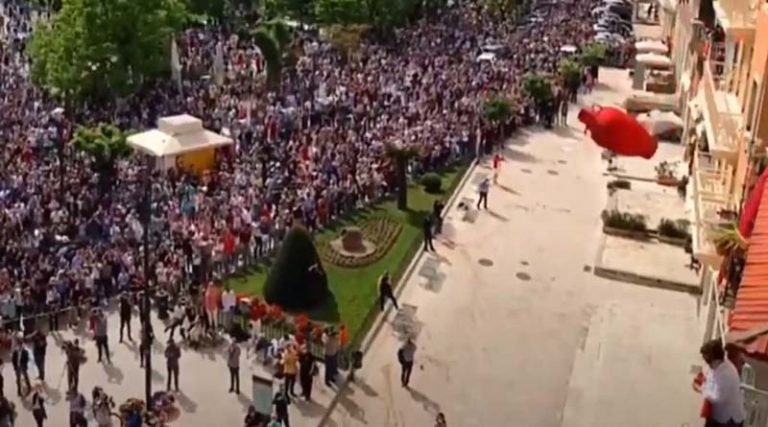 «Πατείς με πατώ σε» στην Κέρκυρα – Χιλιάδες «μπότηδες» έπεσαν απ’ τα ψηλά μπαλκόνια (βίντεο)