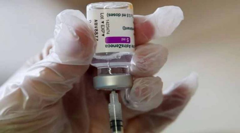 Κορονοϊός: Μπορούν να αλλάξουν τη δεύτερη δόση όσοι έχουν εμβολιαστεί με AstraZeneca;