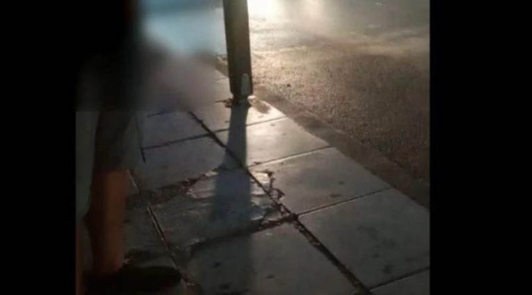 Σοκ! Άνδρας αυνανιζόταν σε στάση λεωφορείου! (βίντεο)