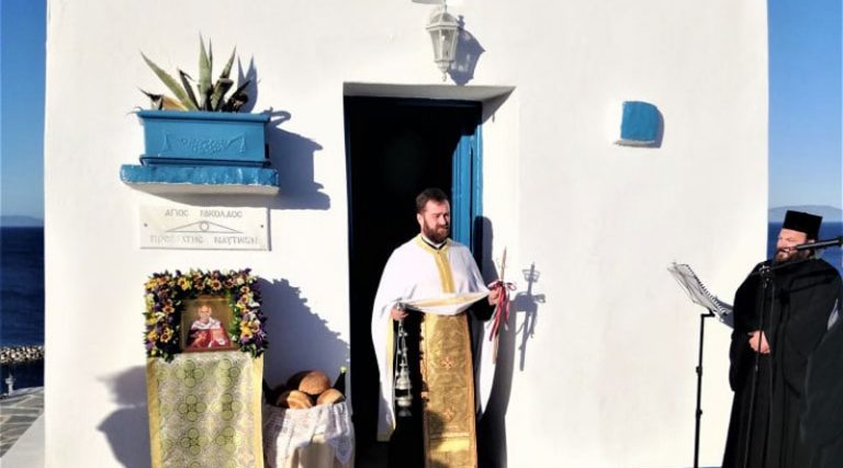 Ραφήνα: Πανηγυρικός Εσπερινός στο ιερό παρεκκλήσιο του Αγίου Νικολάου (φωτό)
