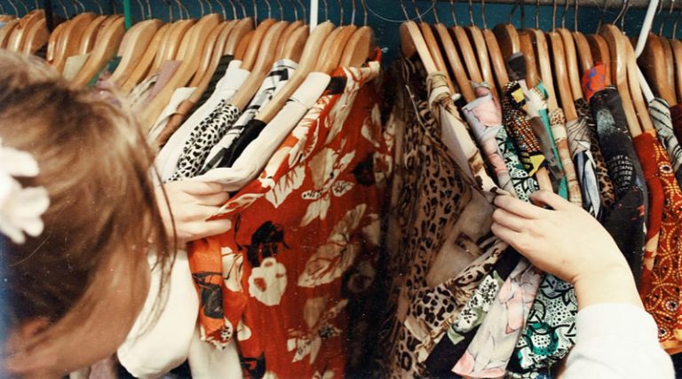 Οι καταναλωτές στρέφονται στην αγορά των μεταχειρισμένων ρούχων