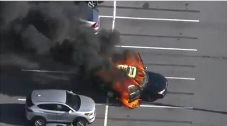 Έβαλε αντισηπτικό χεριών ενώ οδηγούσε και πήρε φωτιά το αυτοκίνητο! (φωτό & βίντεο)