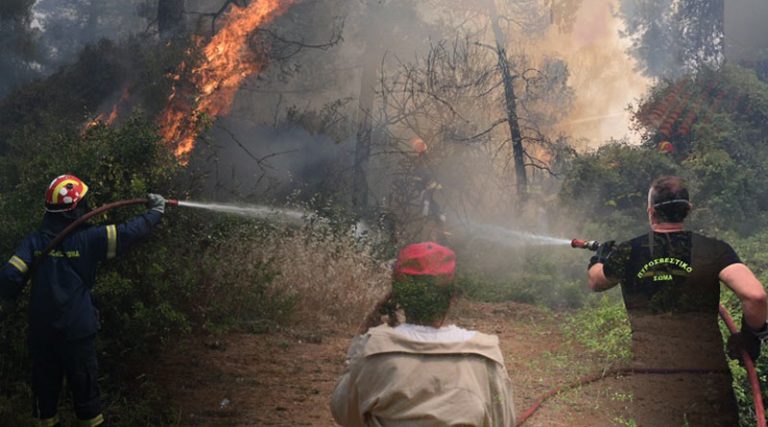 Φωτιά στην Κορινθία: Εκκένωση τριών ακόμη περιοχών – Μήνυμα από το 112