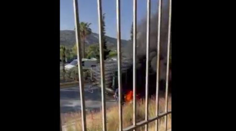 Φορτηγό πήρε φωτιά στη Λ. Βάρης – Κορωπίου! (φωτό & βίντεο)