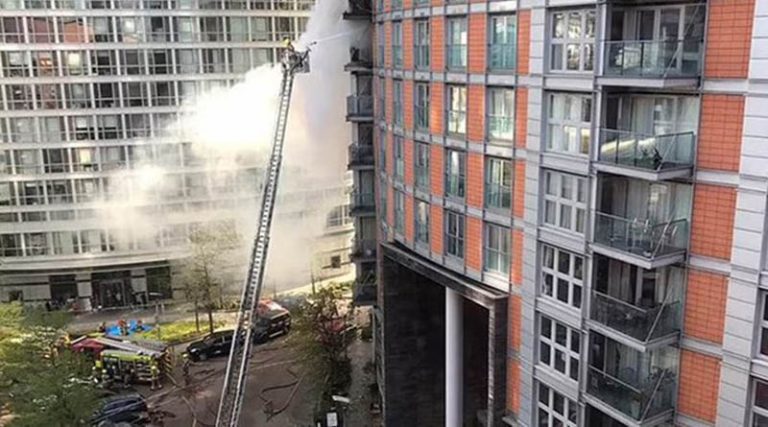Μεγάλη φωτιά σε πολυώροφο κτίριο στο Λονδίνο (φωτό & βίντεο)