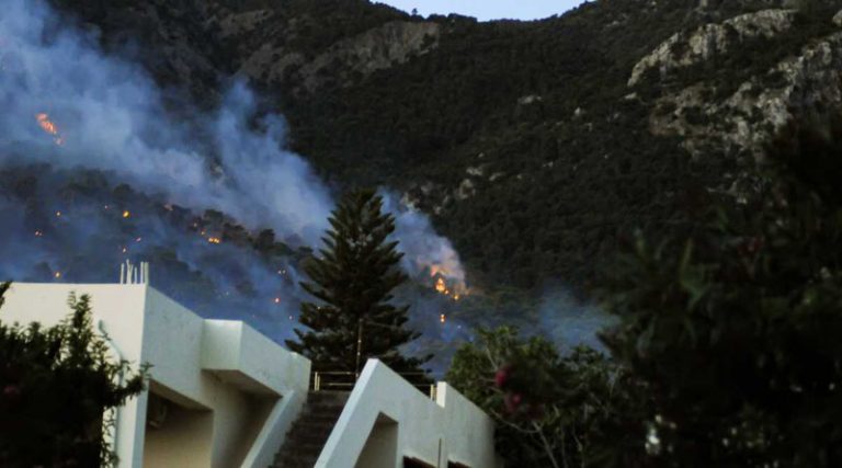 Προληπτική εκκένωση σπιτιών στο Αλεποχώρι – Σε ύφεση η φωτιά στον Σχίνο – Εκκενώθηκαν οικισμοί και μονές