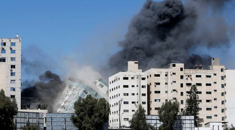 Η στιγμή που καταρρέει έπειτα από ισραηλινό βομβαρδισμό, κτίριο που στέγαζε ΜΜΕ (βίντεο)