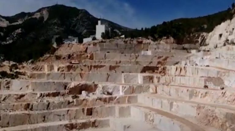 Οδοιπορικό στα λατομεία Διονύσου – Ποια μνημεία έχουν κατασκευαστεί με μάρμαρα Πεντέλης (βίντεο)