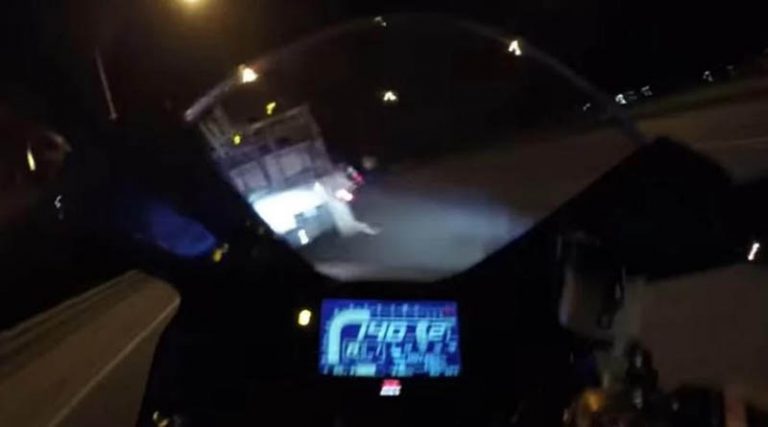 Σοκαριστικό βίντεο: Μηχανή “καρφώθηκε” με 140χλμ. πάνω σε φορτηγό!