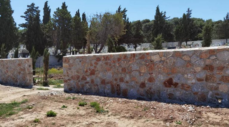 Ραφήνα: Ολοκληρώθηκε η κατασκευή της πέτρινης μάνδρας δίπλα στο κοιμητήριο (φωτό)