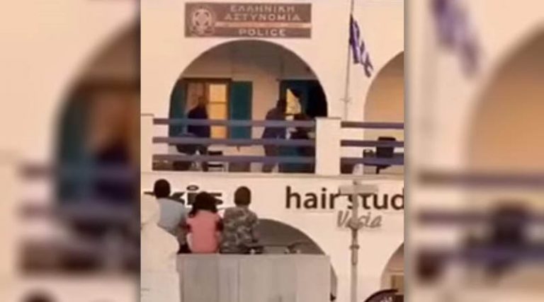 Εξαγριωμένοι Ρομά επιτέθηκαν σε αστυνομικούς μέσα στο Τμήμα – Πέταξαν μέχρι και καρέκλες! (βίντεο)