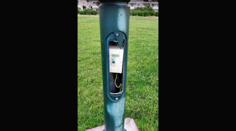 Ραφήνα: Προσοχή! Κίνδυνος ηλεκτροπληξίας στο πάρκο Καραμανλή (φωτό)