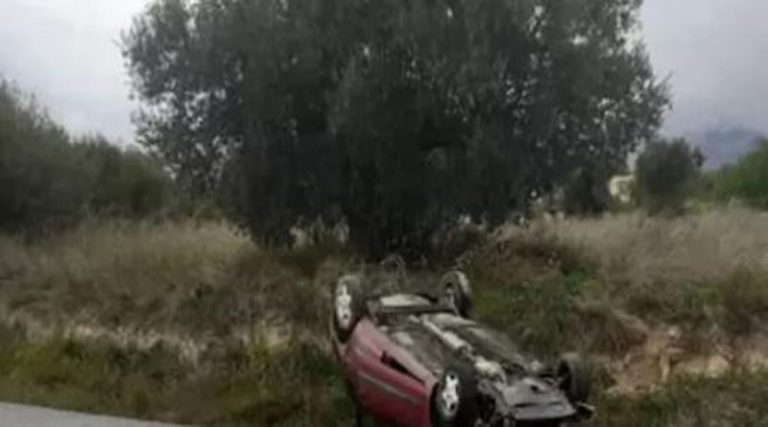 Σοκαριστικό τροχαίο στη Χαλκίδα: Αυτοκίνητο έφερε τούμπες και σταμάτησε πάνω σε δέντρο! (φωτό)