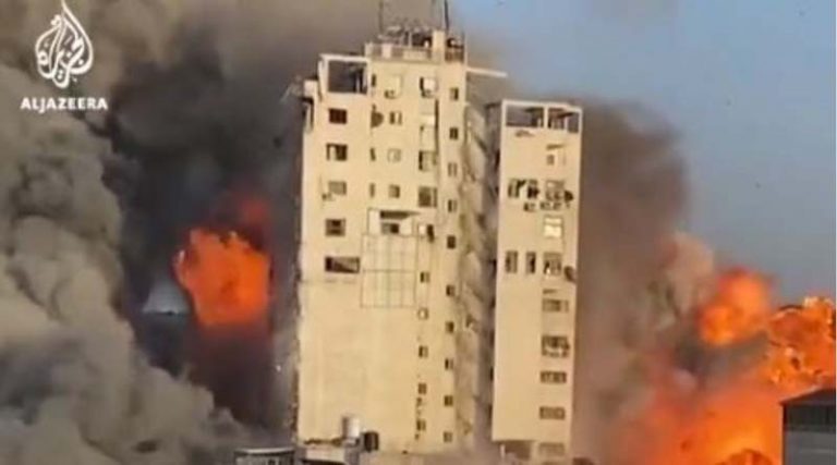Η σοκαριστική στιγμή που καταρρέει κτίριο 14 ορόφων έπειτα από ισραηλινό βομβαρδισμό (video)