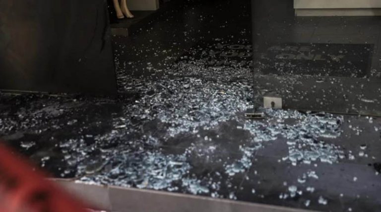 Απίστευτες εικόνες καταστροφής από τις εμπρηστικές επιθέσεις σε καταστήματα της συζύγου Χαρδαλιά (φωτό)