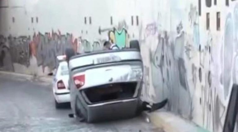 Αυτοκίνητο ανετράπη στη γέφυρα της Αμφιθέας! (βίντεο)