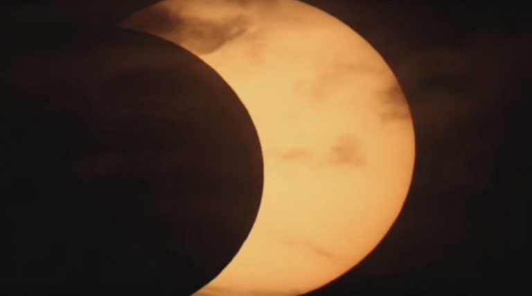 Εντυπωσιακή έκλειψη ηλίου – Δείτε πλάνα από το «δαχτυλίδι της φωτιάς» (βίντεο)