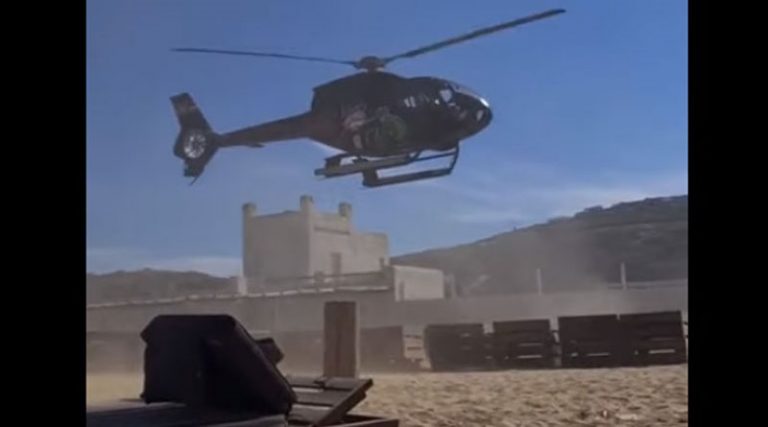 Επιχειρηματίας προσγειώθηκε με ελικόπτερο σε beach bar στη Μύκονο! (βίντεο)