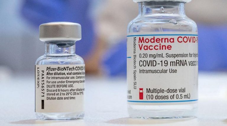 CDC: Το εμβόλιο της Moderna μπορεί να έχει μεγαλύτερο κίνδυνο καρδιακής πάθησης, σε σχέση με εκείνο της Pfizer